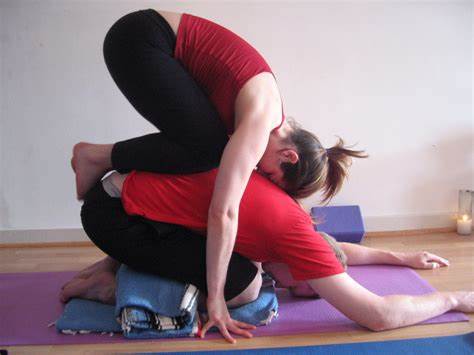 Know The benefits of doing couple yoga