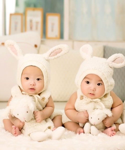 Should Your Newborn Twins Sleep Together?