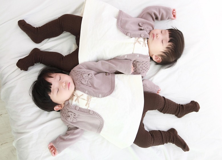 Should Your Newborn Twins Sleep Together?